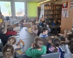 dzieci podczas zajęć bibliotecznych