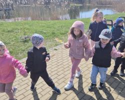 dzieci podczas obchodów dnia ziemi
