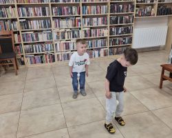 dzieci podczas zajęć bibliotecznych