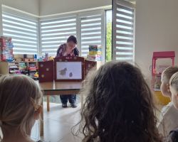 dzieci podczas zajęć bibliotecznych