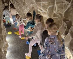 dzieci i dorośli podczas warsztatów wielkanocnych
