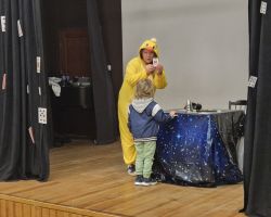 dzieci i dorośli podczas warsztatów wielkanocnych