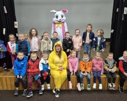 dzieci i dorośli podczas warsztatów wielkanocnych
