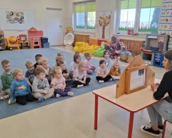 dzieci i nauczyciel podczas zajęć z Kamishibai