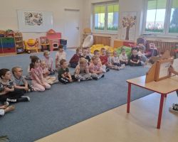 dzieci i nauczyciel podczas zajęć z Kamishibai