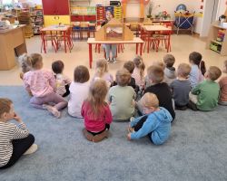 dzieci i nauczyciel podczas zajęć z Kamishibai