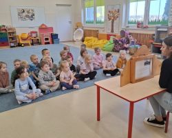 dzieci i nauczyciel podczas zajęć z Kamishibai