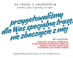dzieci zaangażowane w chodzeniu po taśmie na podłodze