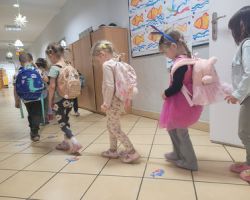 dzieci zaangażowane w chodzeniu po taśmie na podłodze