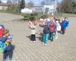 dzieci świętujące dzień flagi