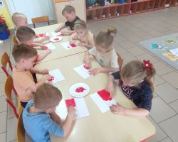 dzieci świętujące dzień flagi