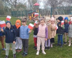 dzieci świętujące dzień flagi