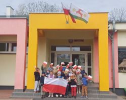 dzieci świętujące dzień flagi