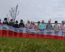 dzieci świętujące dzień flagi