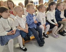 dzieci świętujące dzień flagi