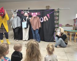 dzieci podczas przedstawienia w bibliotece i tematycznych zajęć