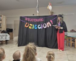 dzieci podczas przedstawienia w bibliotece i tematycznych zajęć