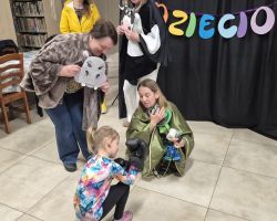 dzieci podczas przedstawienia w bibliotece i tematycznych zajęć