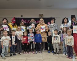 dzieci podczas przedstawienia w bibliotece i tematycznych zajęć