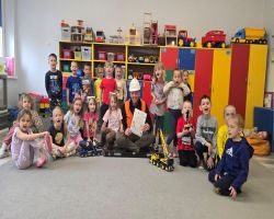 dzieci oglądają auta z lego