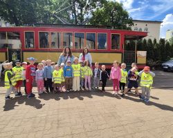 dzieci podczas wizyty w zajezdni tramwajowej
