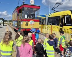 dzieci podczas wizyty w zajezdni tramwajowej