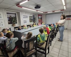 dzieci podczas wizyty w zajezdni tramwajowej