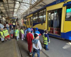 dzieci podczas wizyty w zajezdni tramwajowej