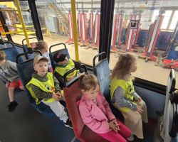 dzieci podczas wizyty w zajezdni tramwajowej