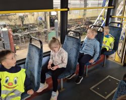 dzieci podczas wizyty w zajezdni tramwajowej