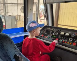 dzieci podczas wizyty w zajezdni tramwajowej