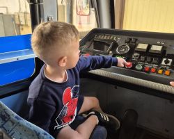dzieci podczas wizyty w zajezdni tramwajowej