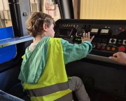 dzieci podczas wizyty w zajezdni tramwajowej