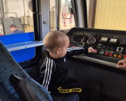 dzieci podczas wizyty w zajezdni tramwajowej
