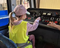 dzieci podczas wizyty w zajezdni tramwajowej