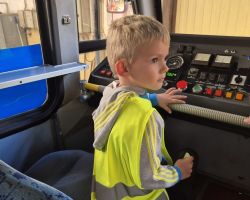 dzieci podczas wizyty w zajezdni tramwajowej