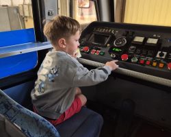 dzieci podczas wizyty w zajezdni tramwajowej