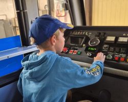 dzieci podczas wizyty w zajezdni tramwajowej