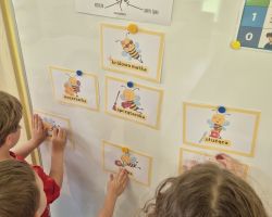dzieci podczas obchodów dnia pszczół