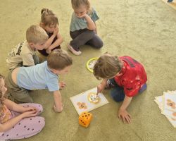 dzieci podczas obchodów dnia pszczół