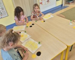 dzieci podczas obchodów dnia pszczół
