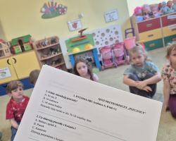 dzieci podczas obchodów dnia pszczół