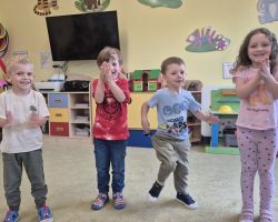dzieci podczas obchodów dnia pszczół