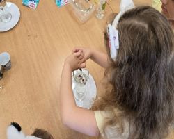 dzieci obserwują eksperymenty