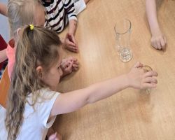 dzieci obserwują eksperymenty