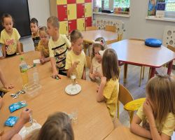dzieci obserwują eksperymenty