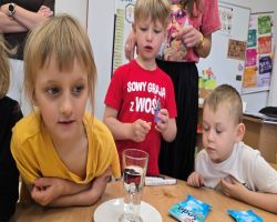 dzieci obserwują eksperymenty