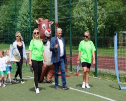 dzieci i rodzice pokonują konkurencje na Olimpiadzie