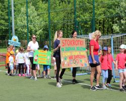 dzieci i rodzice pokonują konkurencje na Olimpiadzie