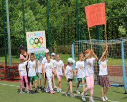 dzieci i rodzice pokonują konkurencje na Olimpiadzie